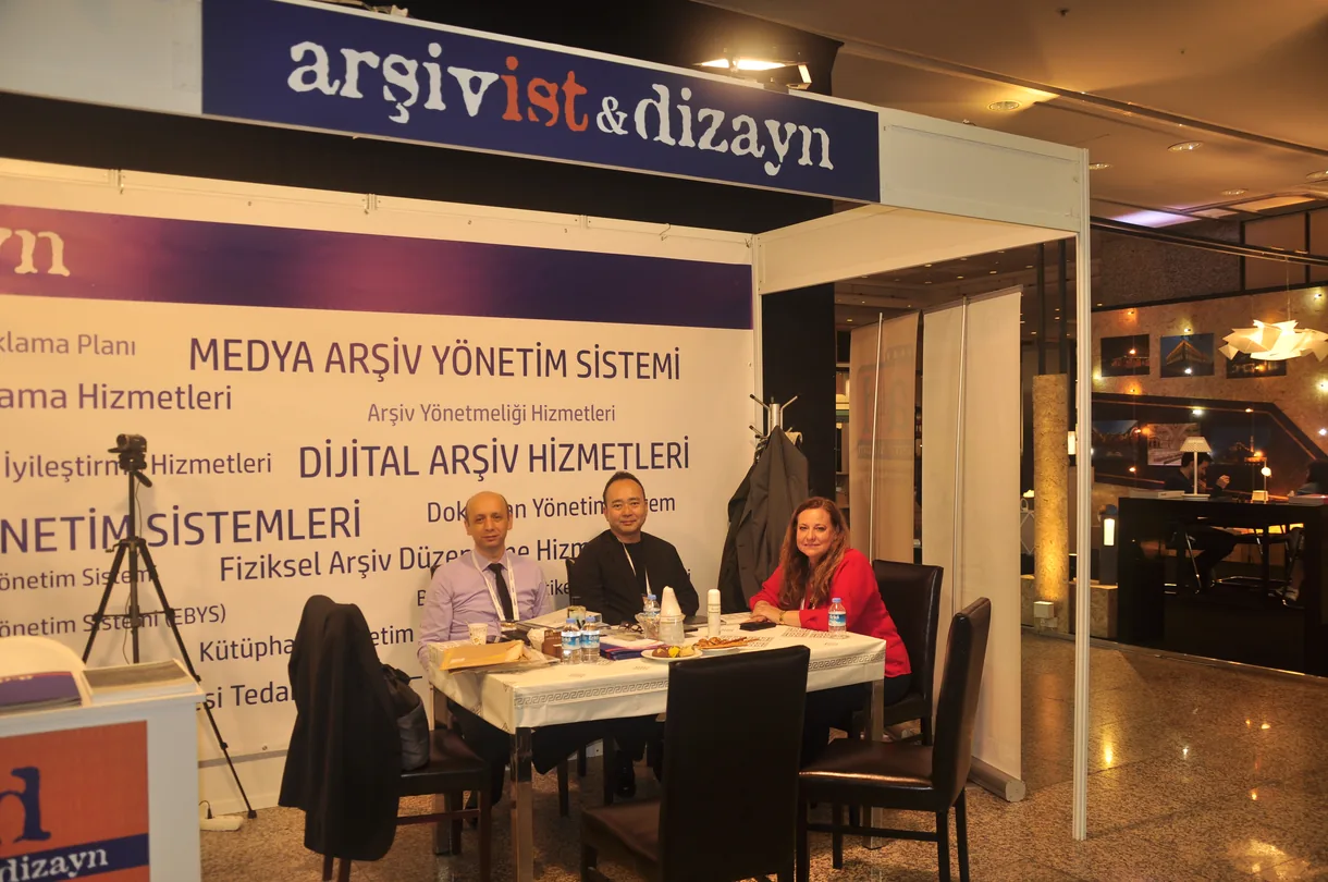 Heritage İstanbul 2023 fuarında Arşivist & Dizayn standında ekip fotoğrafı
