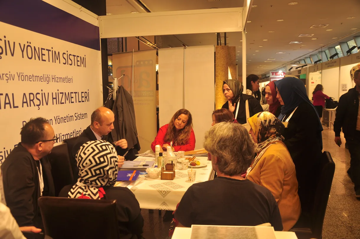Heritage İstanbul 2023 fuarında ziyaretçilerle görüşme masasında Arşivist & Dizayn ekibi